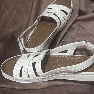 Women’s east street white sandal size 9